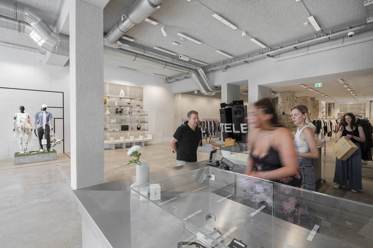 Highsnobiety Berlin store interior featuring Jilly LED downlights for flexible shop lighting.