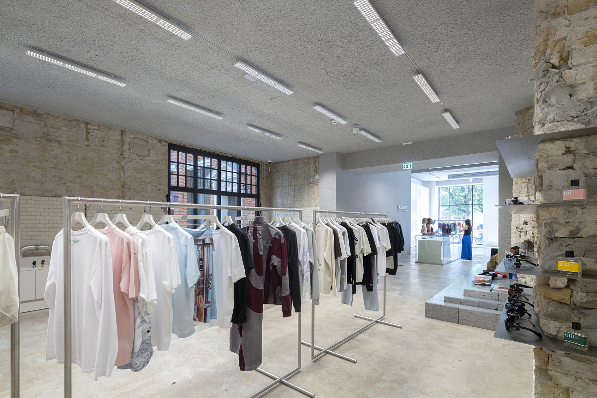 Highsnobiety Berlin store featuring Jilly LED downlights for flexible shop lighting.