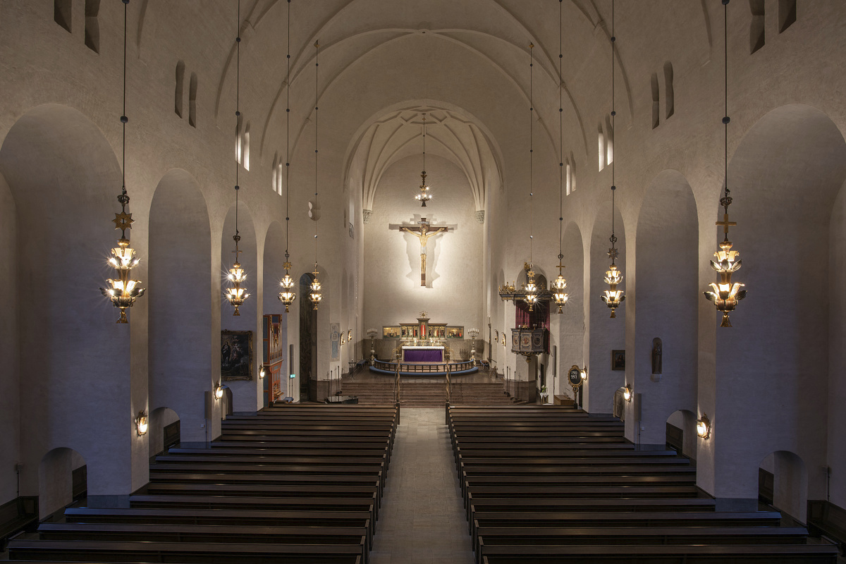 Interior of Högalid Church in Stockholm featuring Parscan spotlights highlighting architectural details.