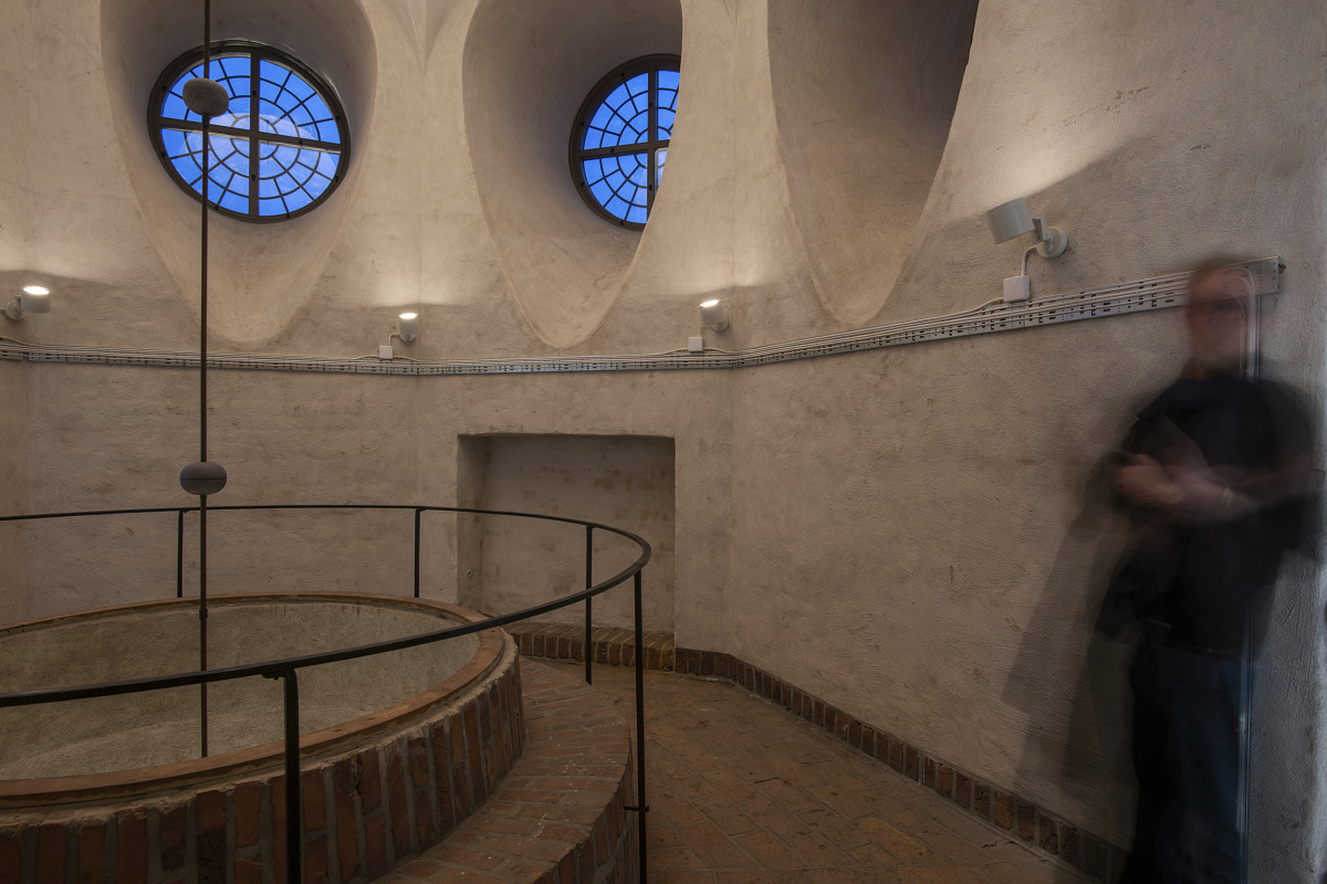 Parscan spotlights illuminate architectural details in Stockholms Högalid Church.