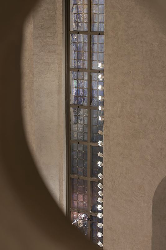 Parscan LED spotlights accent architectural details in Stockholms Högalid Church.