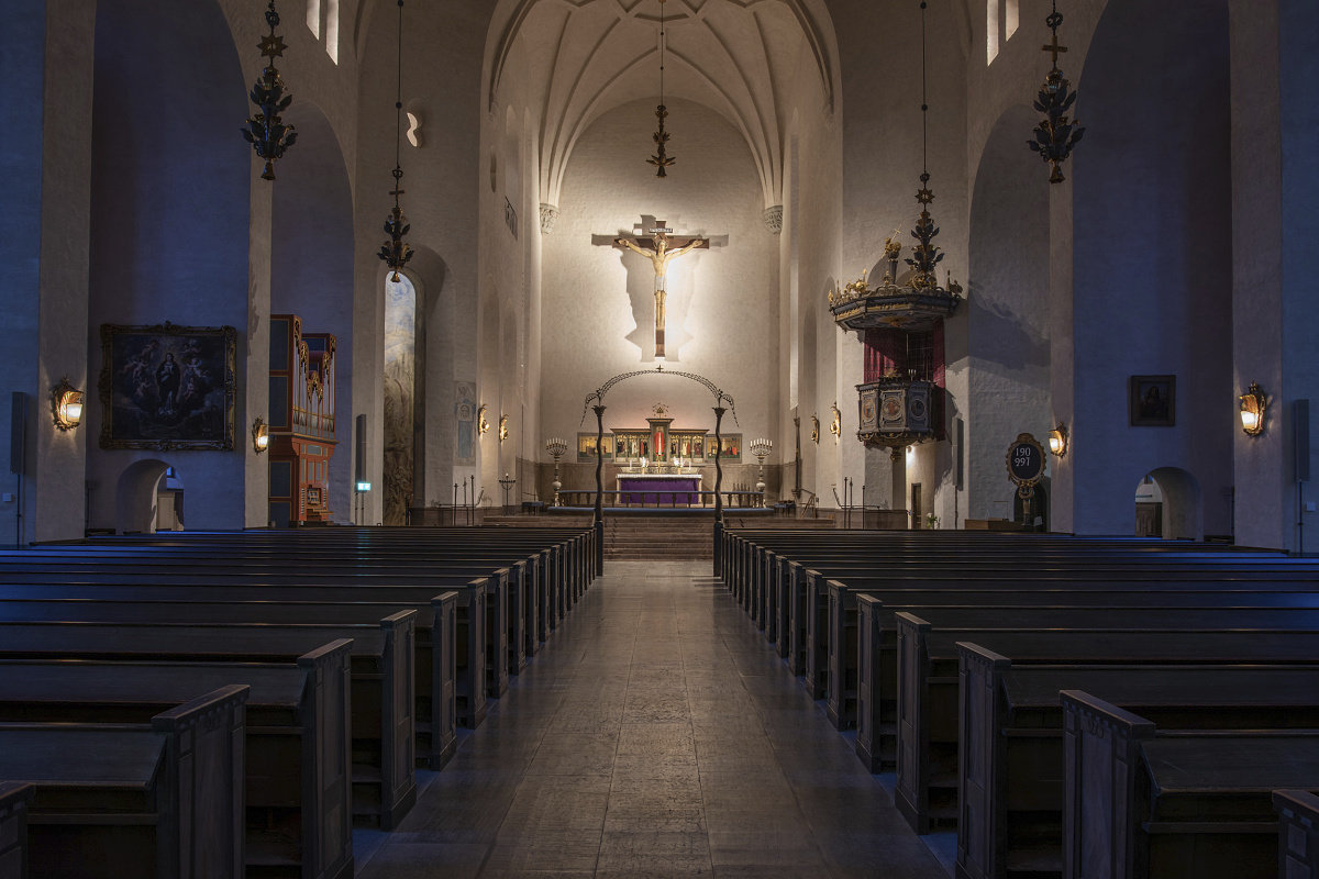 Högalid Church interior featuring Parscan spotlights accentuating architectural details.