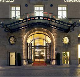 Illuminated hotel facade with inviting entrance area, featuring ERCO outdoor lighting.