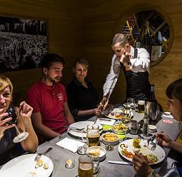 Restaurant lighting: Guests enjoy a meal under atmospheric lighting, creating a pleasant ambiance.