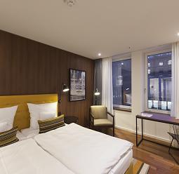 Hotel room featuring ERCO lighting for a welcoming ambiance.