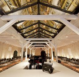 ERCO lighting design in a hotel: Event space illuminated with downlights and wallwashers.