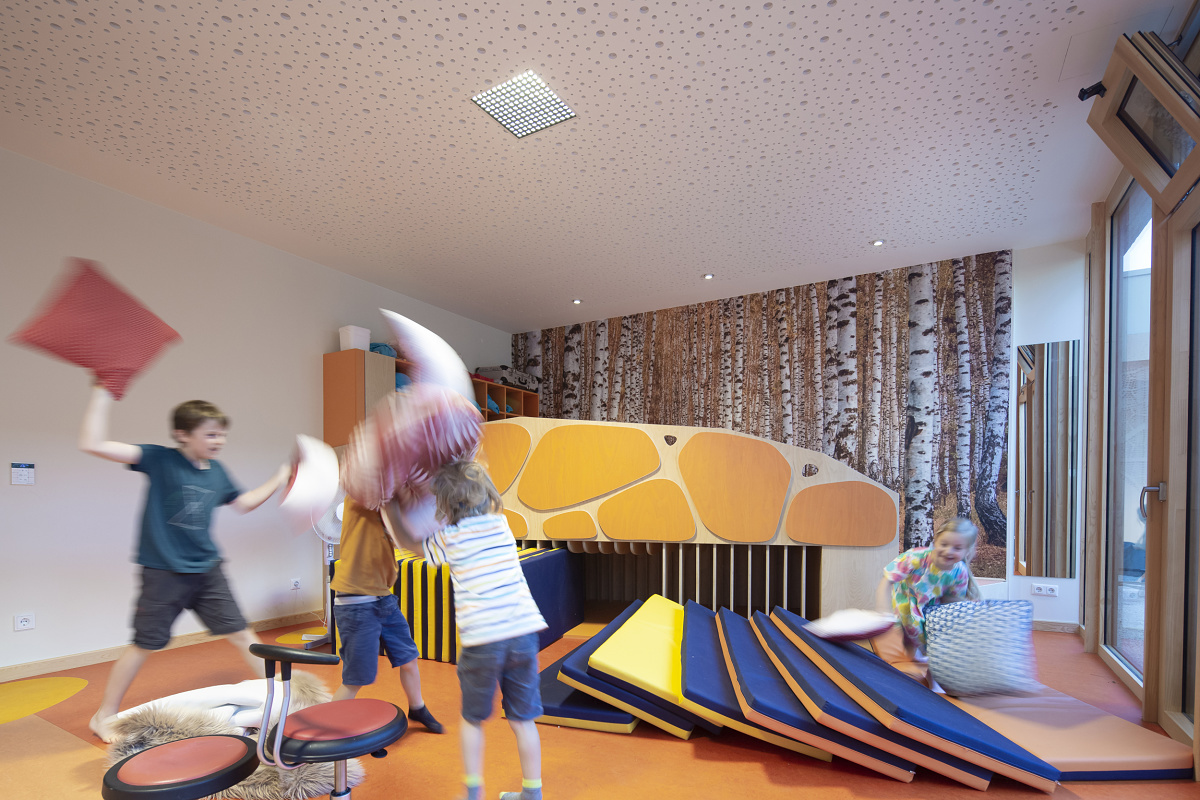 Children playing in Rappelkiste Day Care Centre under ERCO LED lighting for visual comfort.