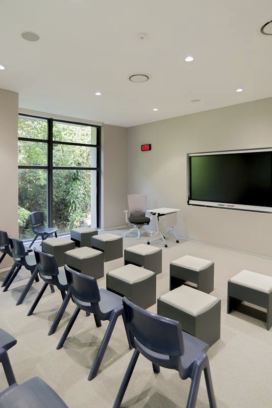ISF Academy classroom with ERCO downlights for visual comfort and energy efficiency.