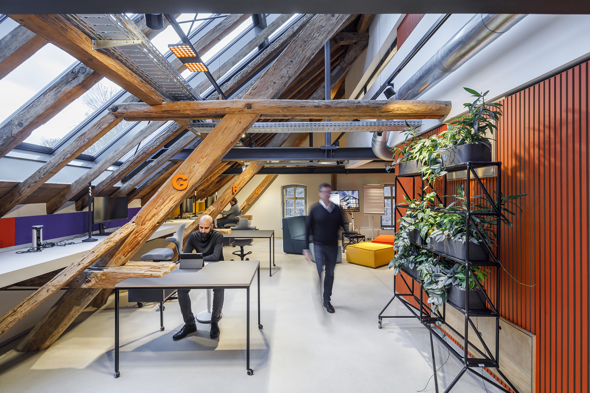 Modern office in Koppenmühle, Darmstadt, featuring ERCO lighting and flexible workspaces.