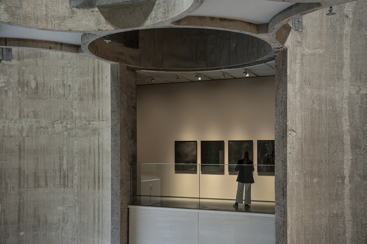 Kunstsilo Kristiansand art museum: ERCO spotlights illuminate art in a converted grain silo.