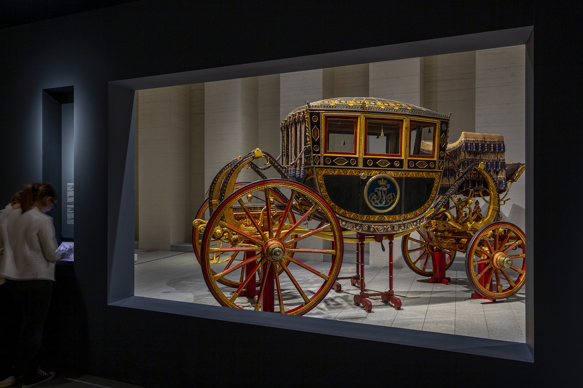 Ornate carriage on display at Galería de las Colecciones Reales, illuminated by ERCO LED lighting.