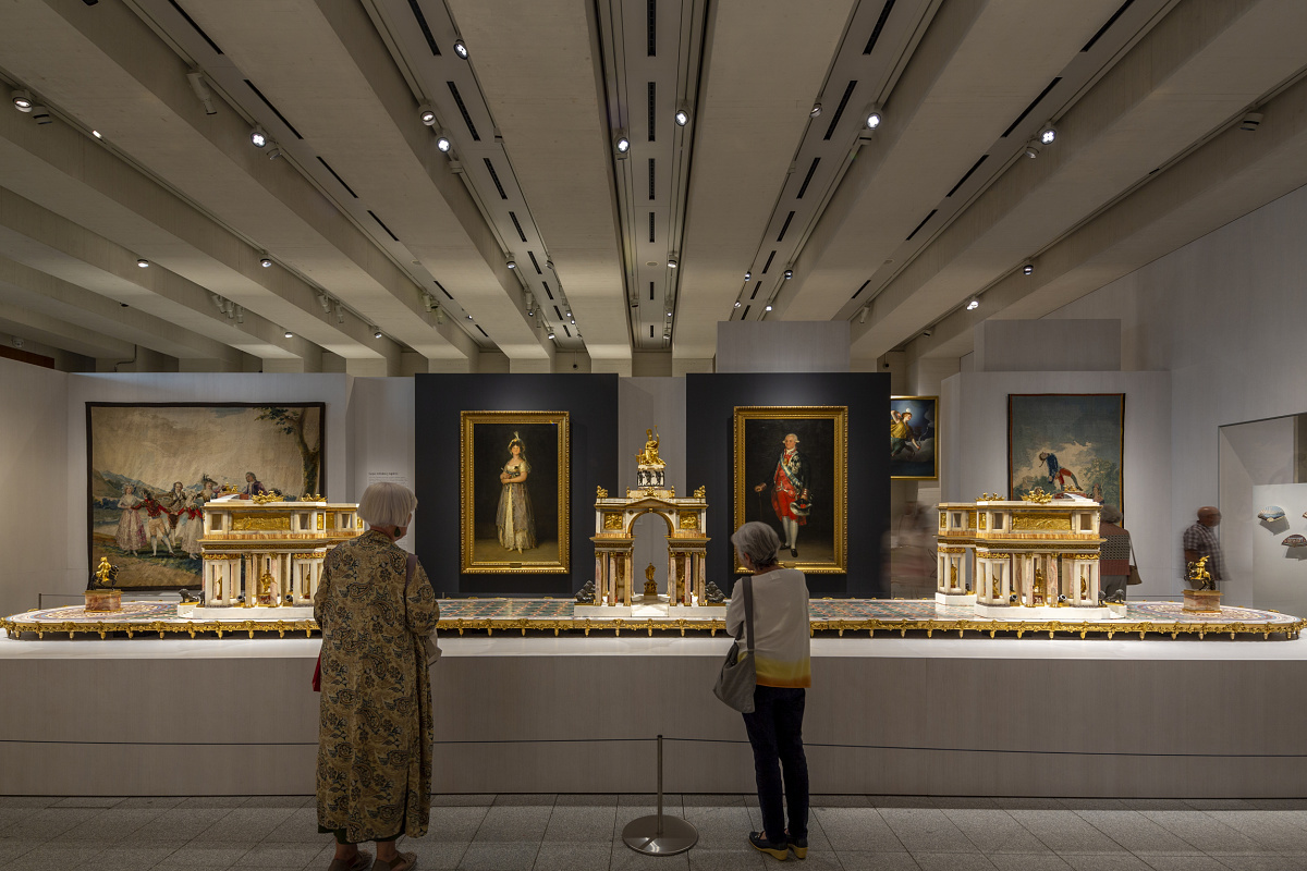 Galería de las Colecciones Reales featuring ERCO LED lighting illuminating art and visitors.