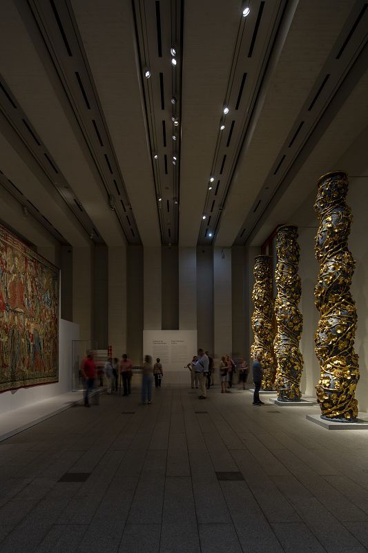 Galería de las Colecciones Reales: Illuminated columns and artworks using ERCO LED lighting.