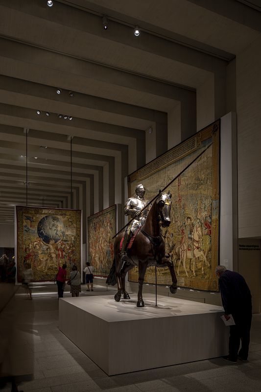 Equestrian statue illuminated by ERCO LED spotlights at Galería de las Colecciones Reales.