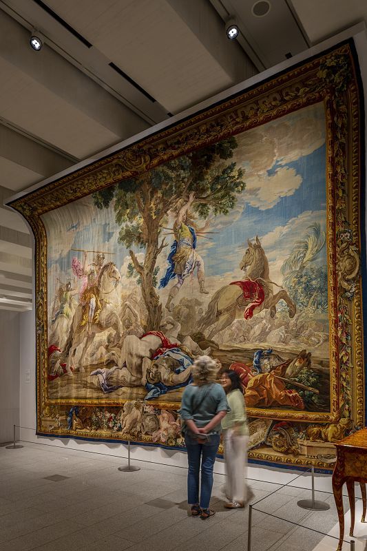 Large tapestry depicting a battle scene, illuminated by ERCO lighting in the Galería de las Colecciones Reales.