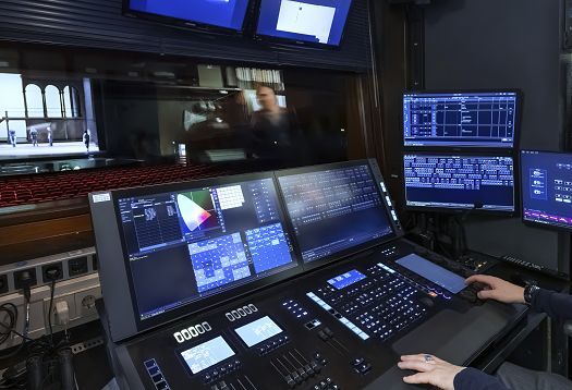 Lighting control console for Hamburg State Operas LED lighting, enabling DMX-controlled dimming for optimal ambiance.