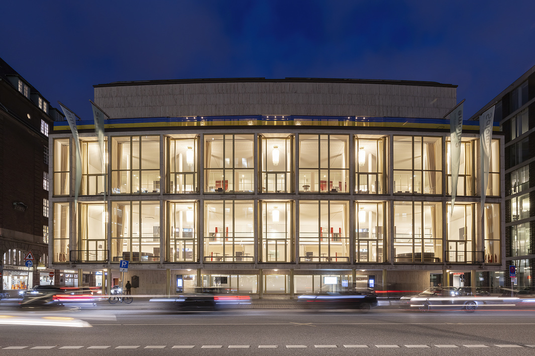 Hamburg State Opera illuminated by efficient ERCO LED lighting at night.