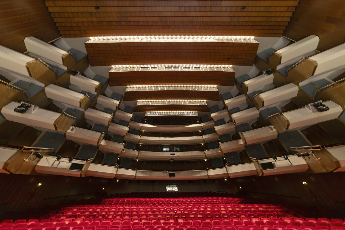 Auditorium view of Hamburg State Opera featuring ERCO LED lighting and red seating.