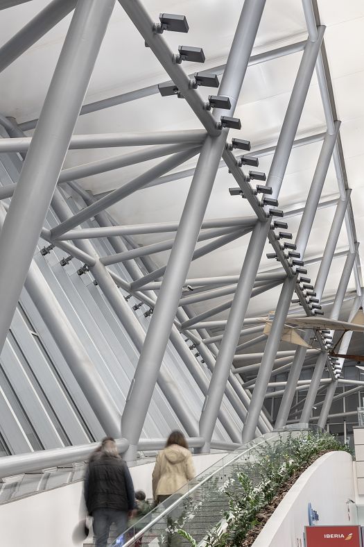 Carrasco Airport interior featuring LED lighting and steel framework.