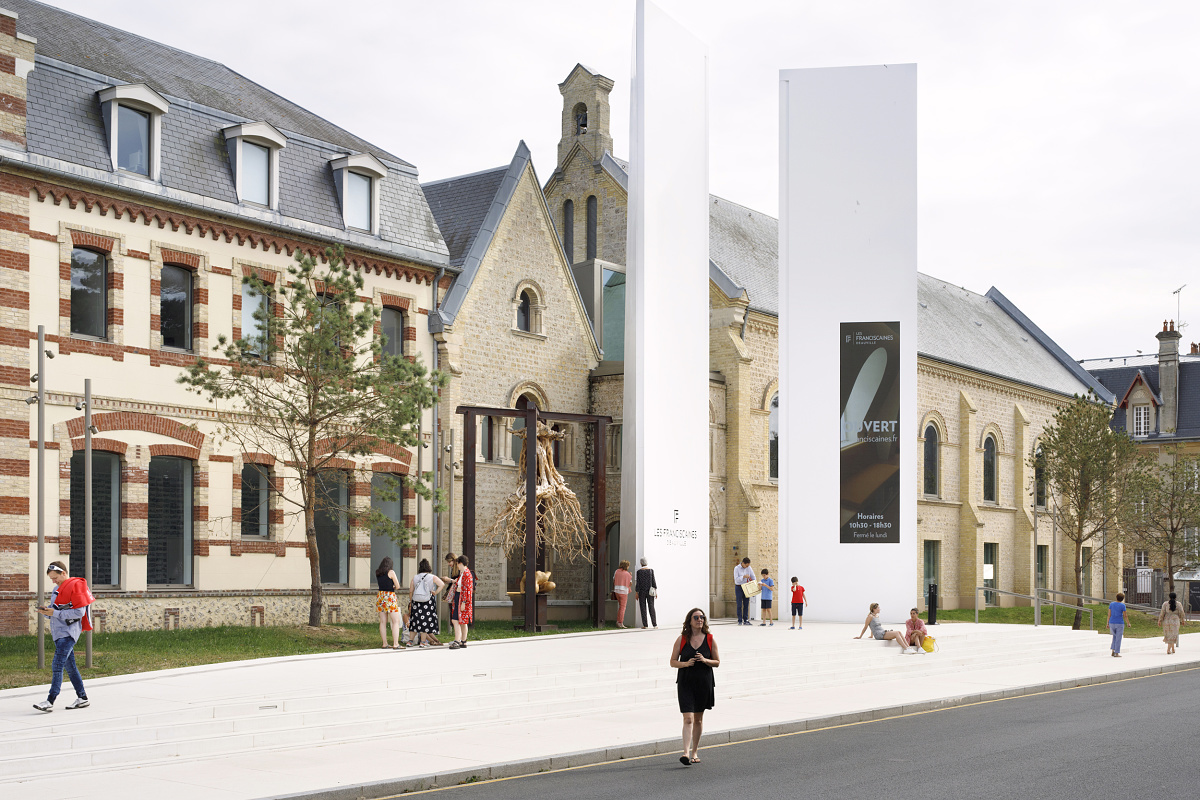 Les Franciscaines cultural venue in Deauville, France, illuminated with ERCO LED museum lighting.
