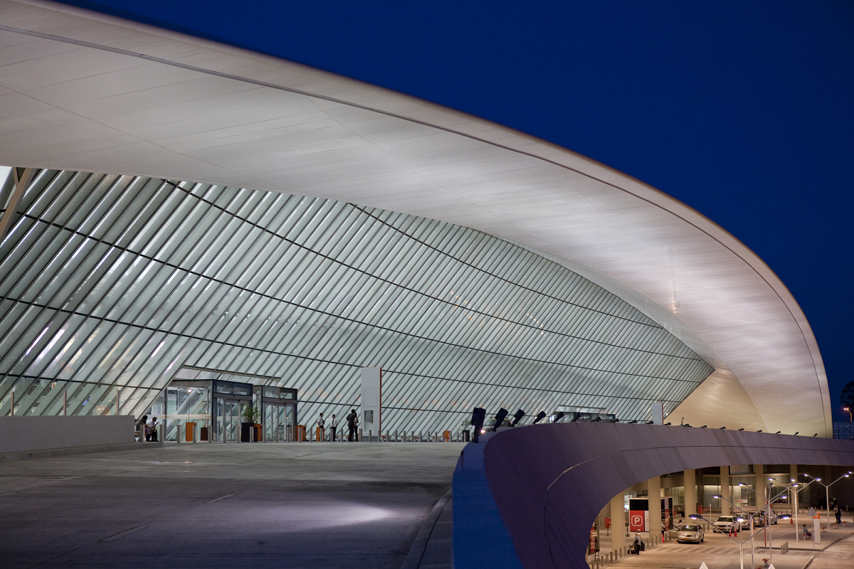 Carrasco International Airport: Durable ERCO outdoor luminaires for safe passage and orientation.