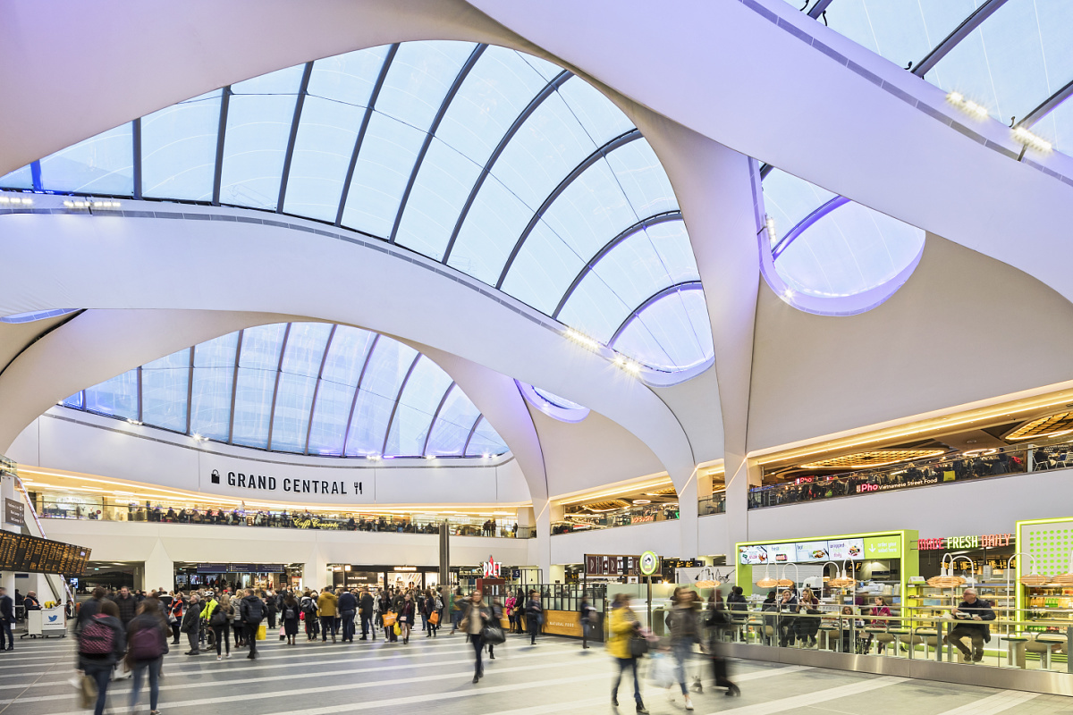 Grand Central station featuring robust ERCO outdoor luminaires for efficient lighting.