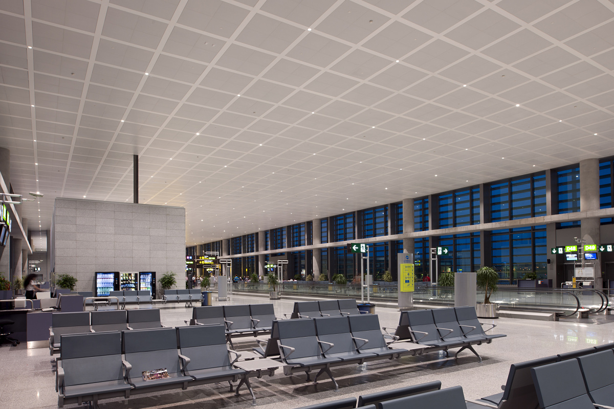 Airport waiting area featuring robust ERCO luminaires for design and durability.