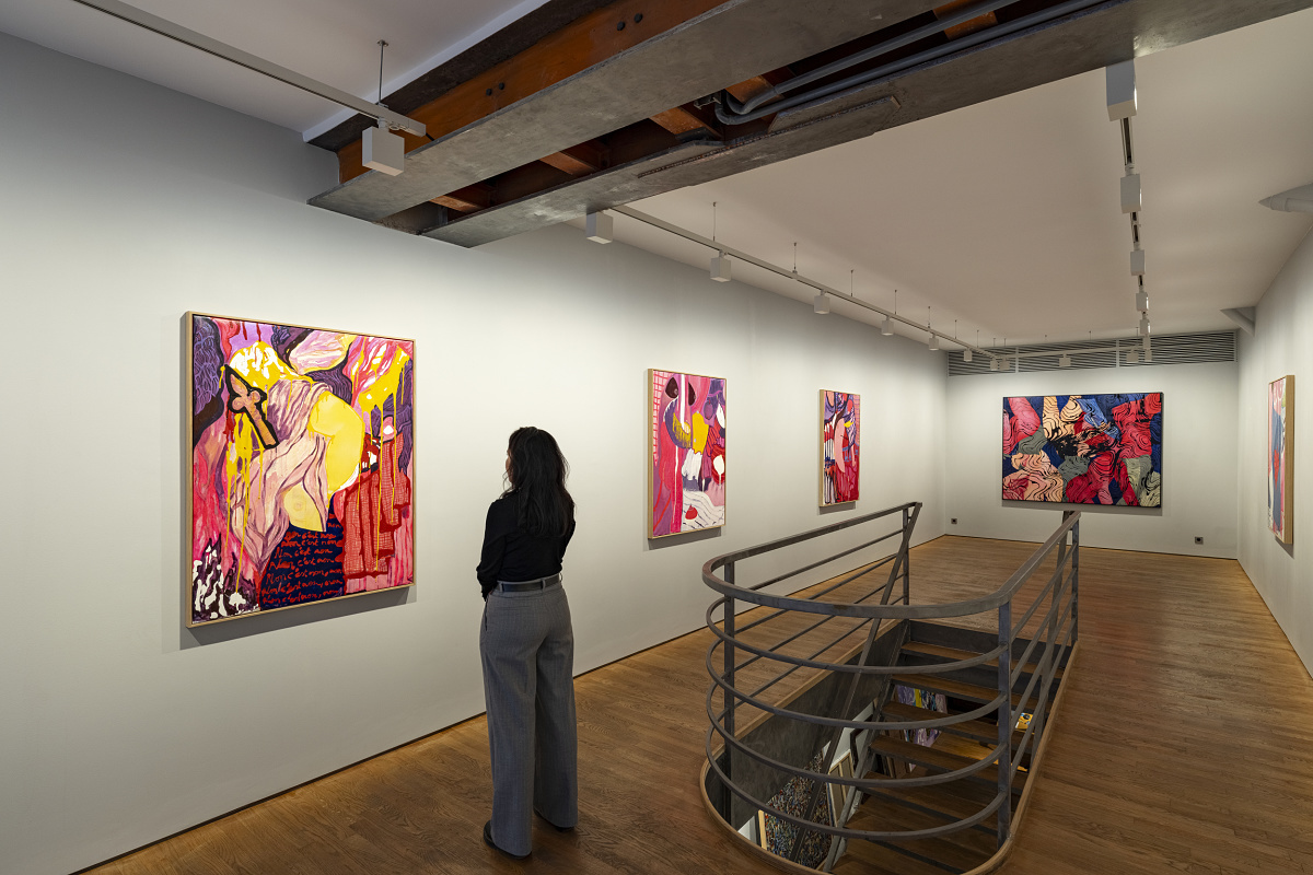 ERCO LED lighting at Lilia Ben Salah Gallery, Paris. Art exhibition with Parscan spotlights and Pantrac wallwashers.