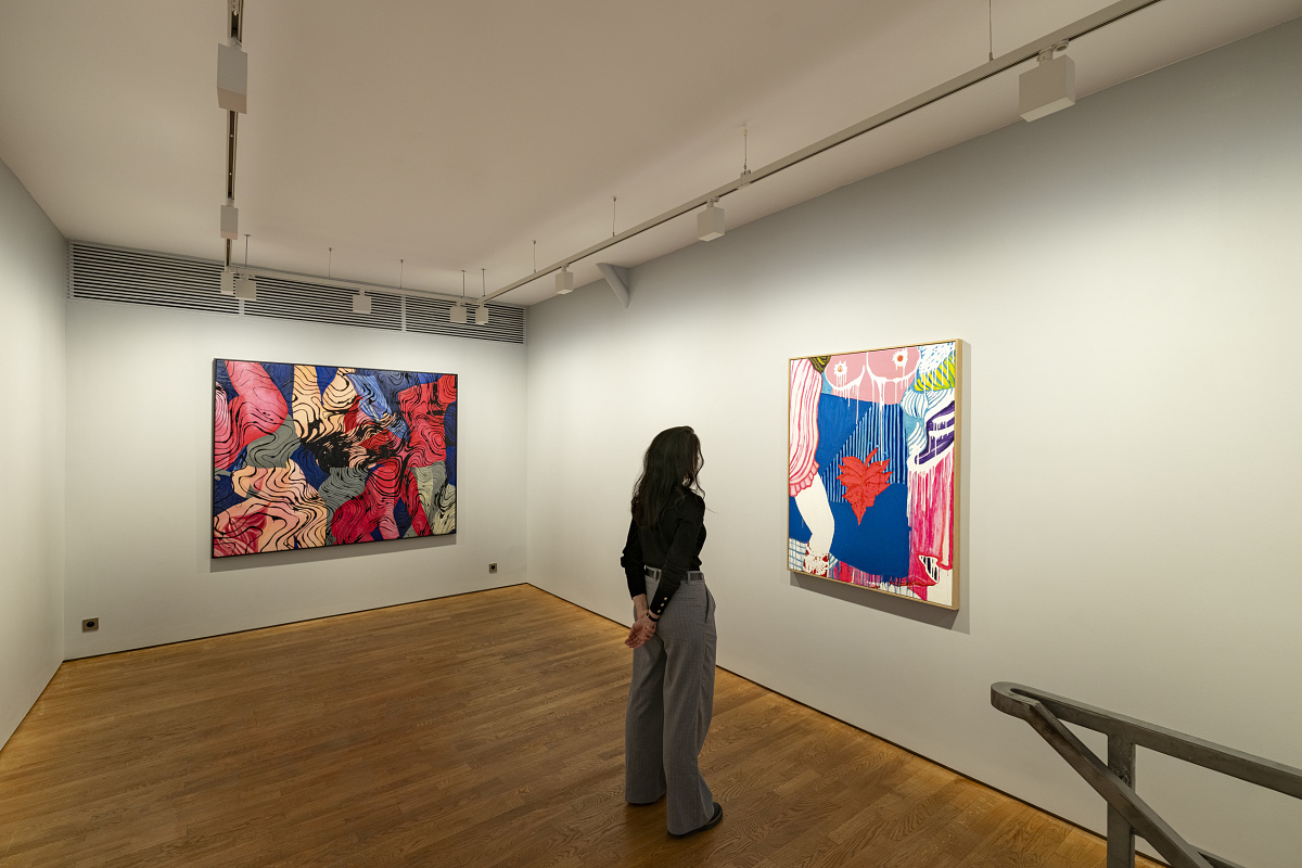 Art viewing at Lilia Ben Salah Gallery, Paris, illuminated by ERCO LED spotlights.