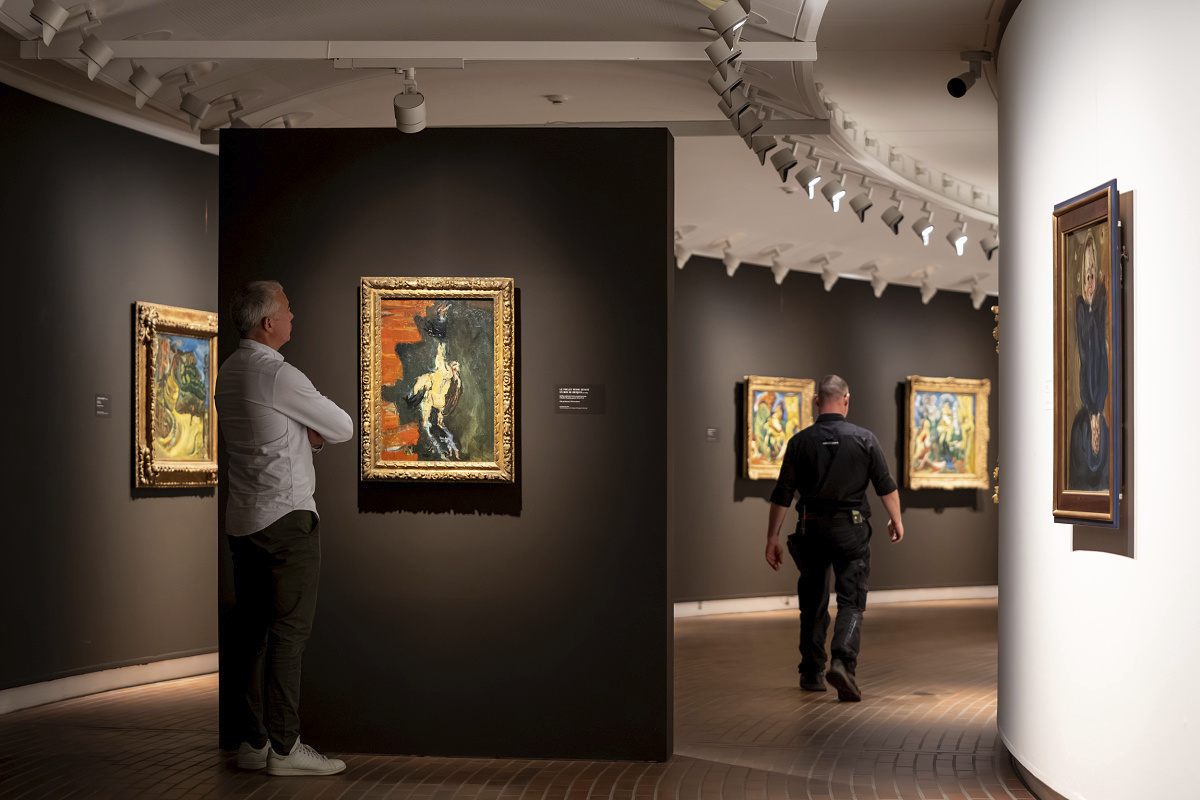 Artworks illuminated by ERCO LED lighting at the Louisiana Museum of Modern Art.