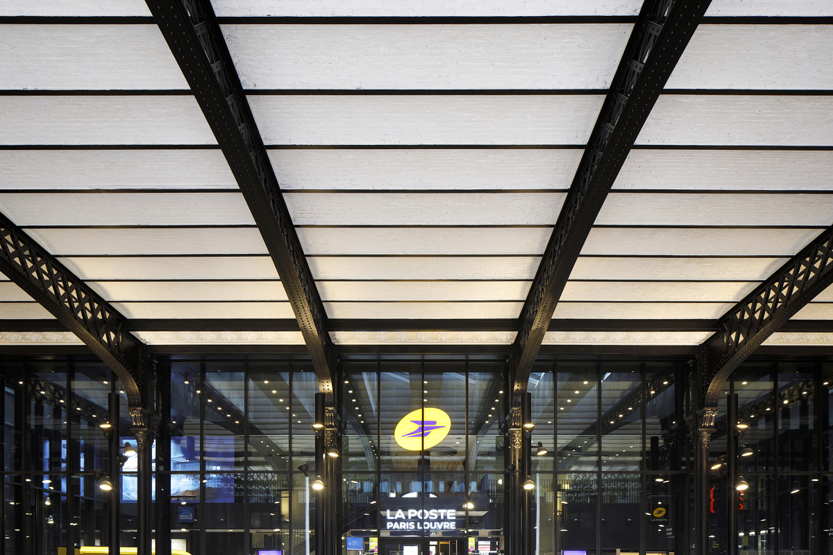 ERCO Parscan LED spotlights illuminate the Louvre Post Office in Paris, providing ambient and accent lighting.