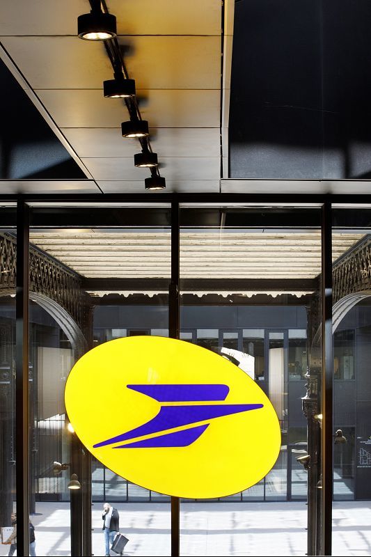 ERCO LED spotlights illuminate the Louvre Post Office in Paris, accent lighting.