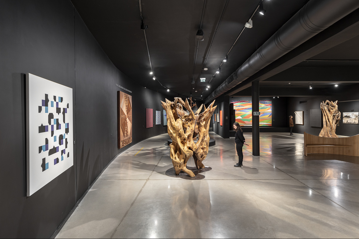 Interior of Museo de Arte Contemporáneo Atchugarry featuring ERCO LED lighting and wood sculpture.