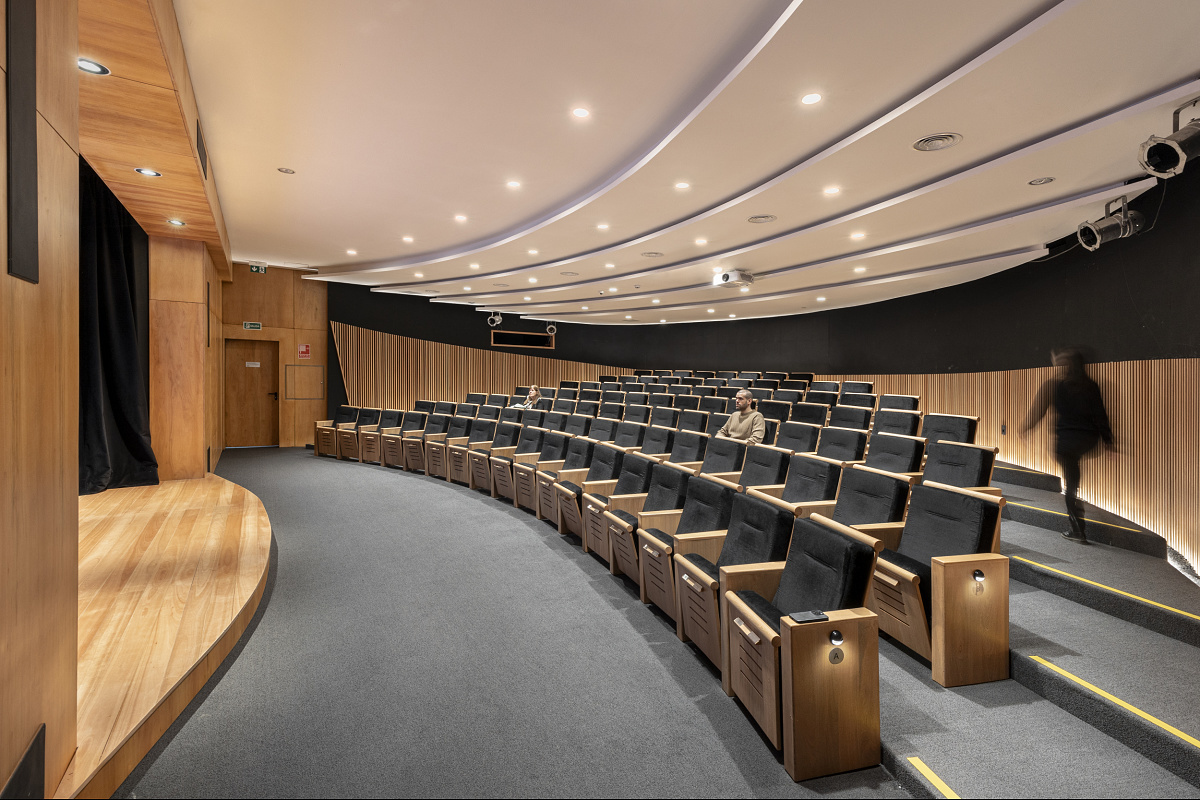 Auditorium at Museo Atchugarry featuring ERCO LED lighting for visual comfort.