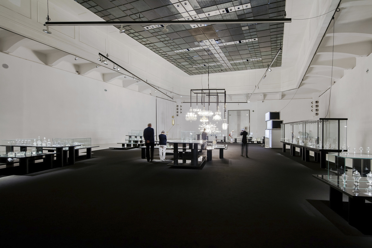 ERCO LED lighting at MAK Museum, Vienna: Precise exhibition lighting with Light Board spotlights on Hi-trac tracks.