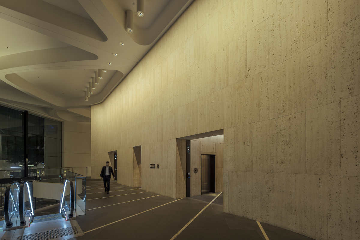 Martin Place, Sydney: Wallwashing with ERCO LED lighting in a foyer.