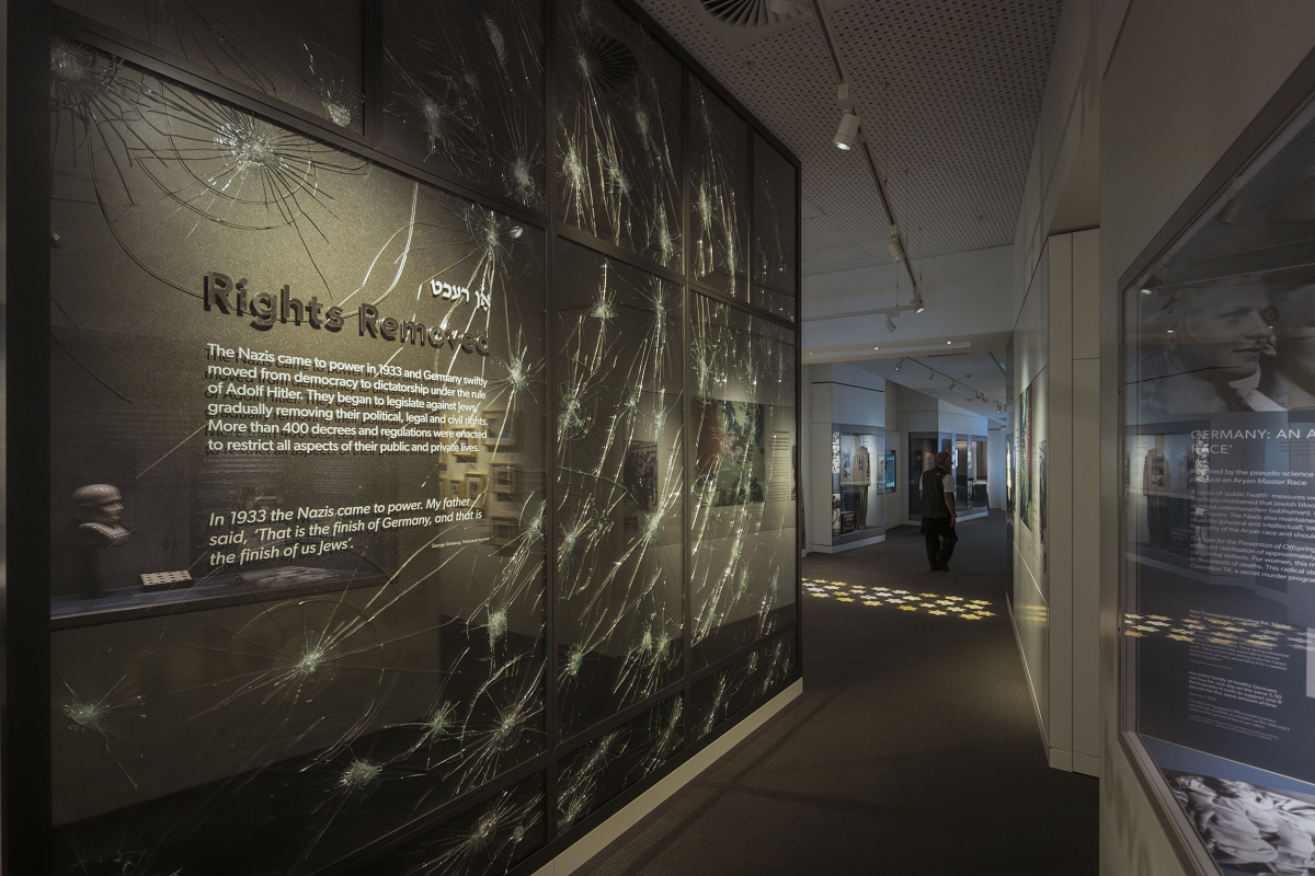 ERCO lighting accentuates the Melbourne Holocaust Museum with Pollux and Parscan spotlights.