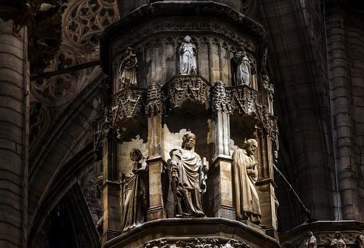 Detailed view of sculptures in Milan Cathedral, illuminated by ERCO LED spotlights.