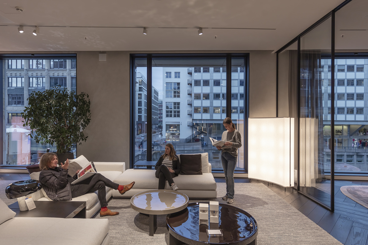 Minotti Flagship Store: High-quality ERCO lighting enhances design and art in Hamburg.