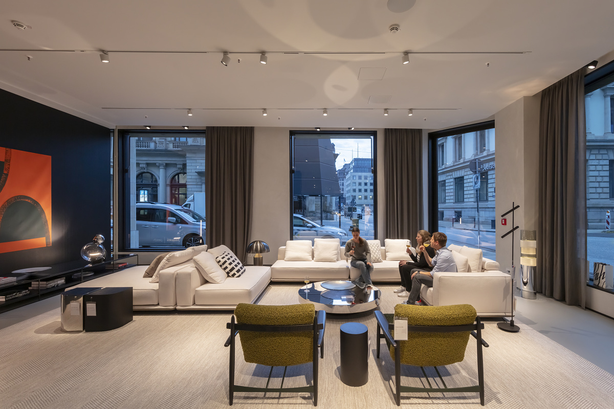 Minotti Flagship Store interior featuring ERCO Parscan spotlights for flexible lighting design.