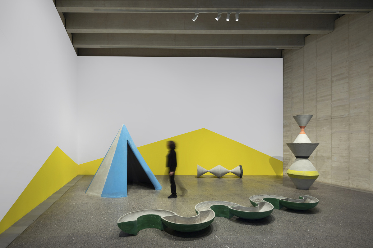 LED lighting at Museo Musac, León: Flexible ERCO Eclipse spotlights illuminate modern art in a gallery setting.