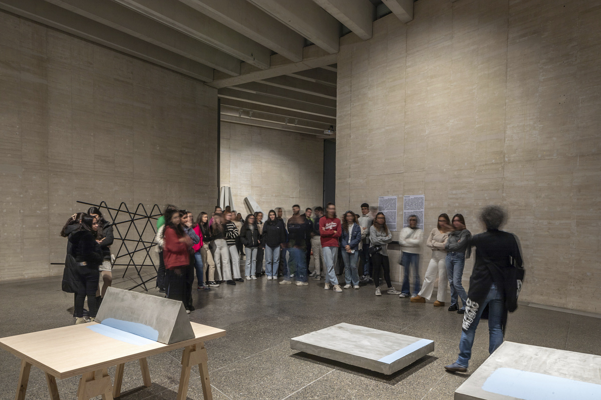 Visitors at Museo Musac, illuminated by ERCO LED spotlights for flexible gallery lighting.