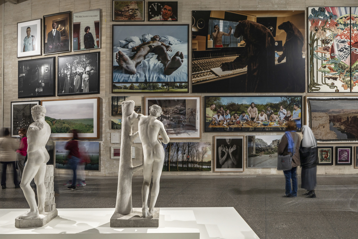 Musac Museum, León: Art exhibit featuring sculptures and paintings, illuminated by ERCO LED lighting.