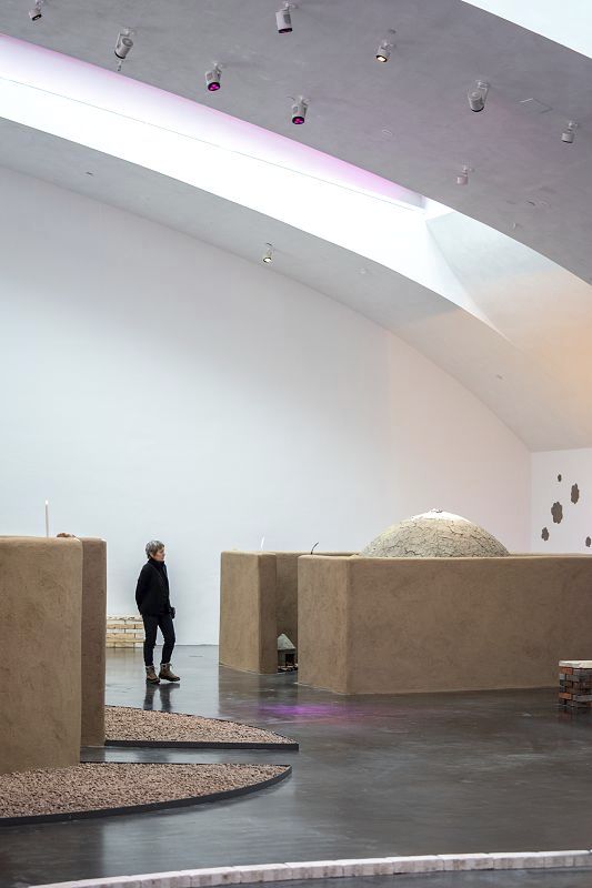 Kiasma Museum Helsinkis LED lighting by ERCO spotlights, illuminating flexible exhibits and accentuating sculptures.