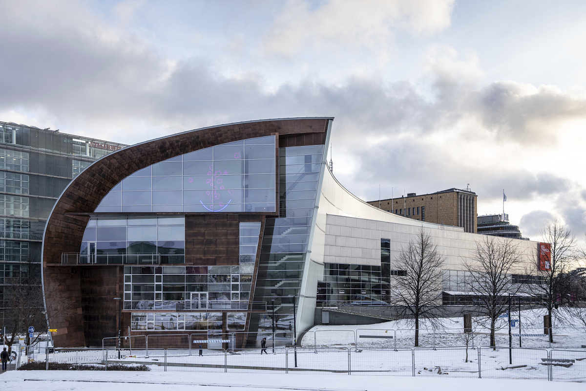 Kiasma Museum Helsinki, featuring ERCO LED lighting, showcasing its unique architecture in winter.