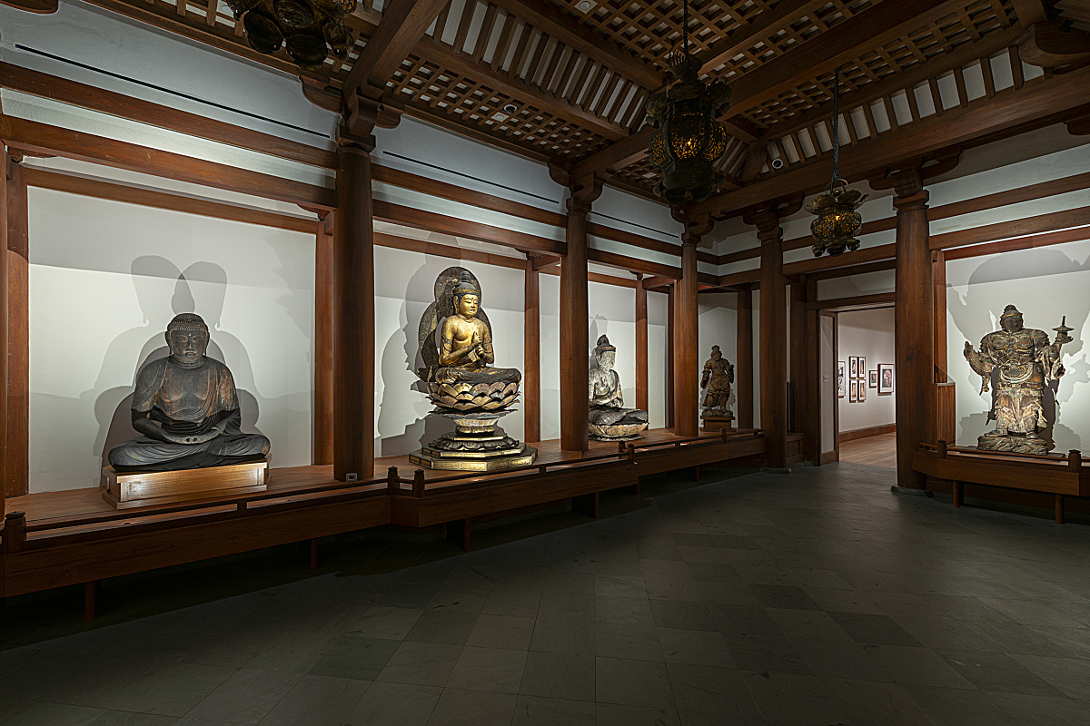 Illuminated Buddha statues at the Museum of Fine Arts, Boston, with ERCO Eclipse 48V spotlights.