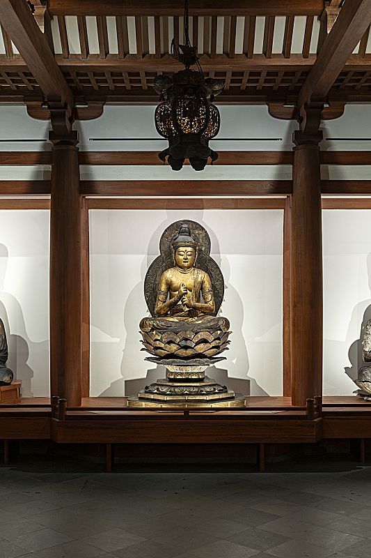 Illuminated Buddha statue at the Museum of Fine Arts, Boston, using ERCO Eclipse 48V for conservation lighting.