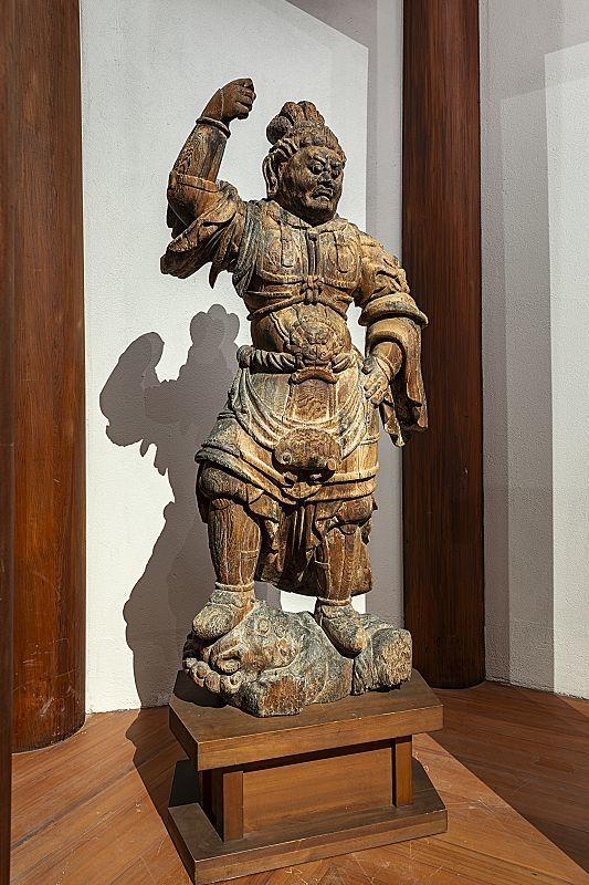 Wooden Dainichi Buddha statue at the Museum of Fine Arts, Boston, illuminated by ERCO LED spotlights.