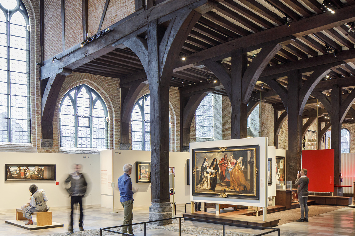 ERCO LED lighting in the Sint-Janshospitaal Museum, Bruges, showcasing flexible spotlights illuminating historic artwork.