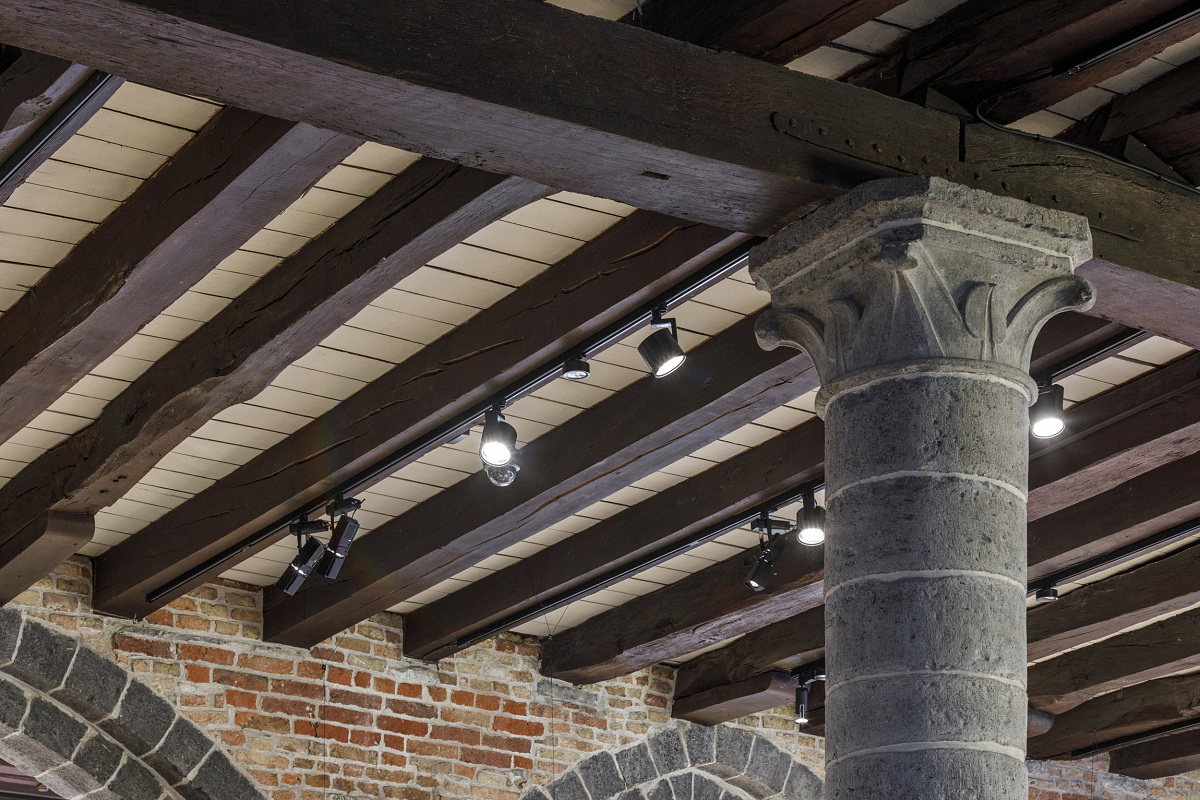 ERCO Parscan spotlights on tracks illuminate the Sint-Janshospitaal Museum in Bruges.